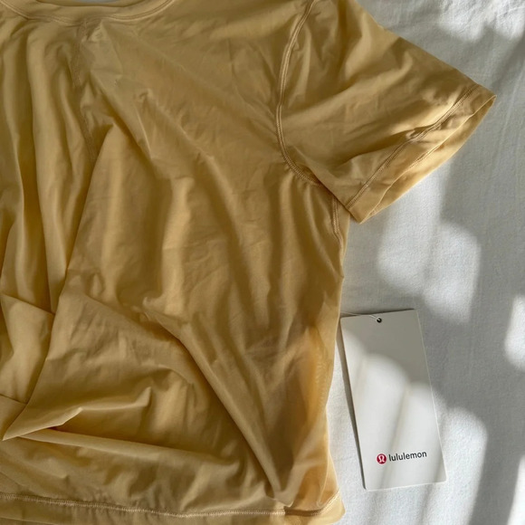 🆕💛 Lululemon Lightweight Mesh Reversible Yoga Tee Prosecco - Picture 4 of 10